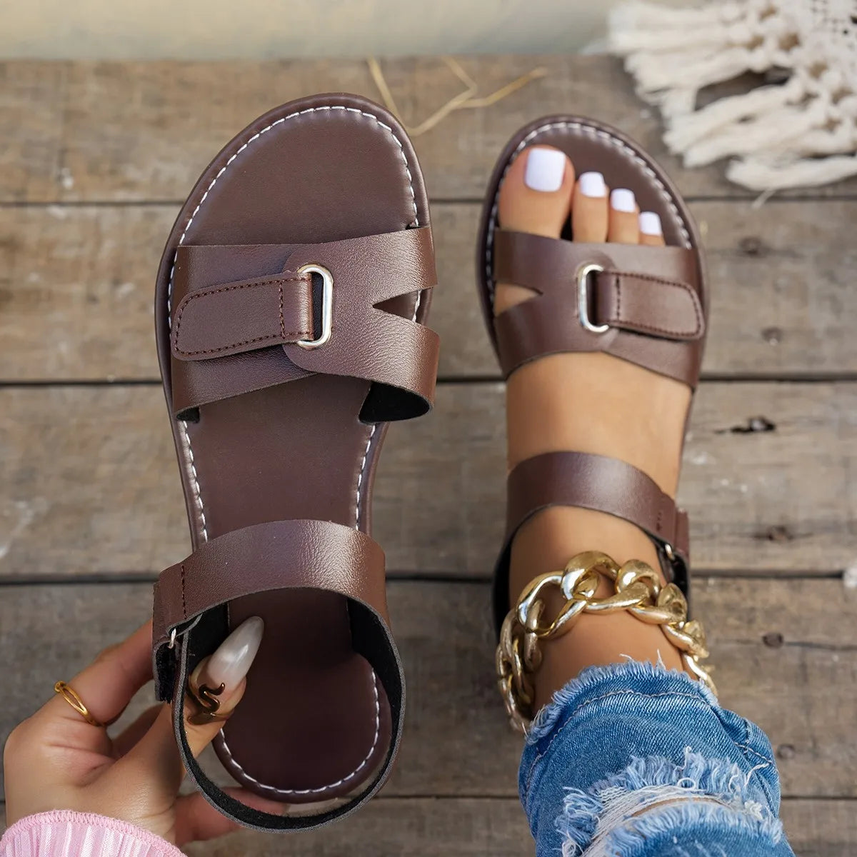 Sandales Plates Femme à Boucle Métallique et Velcro – Style Romain Décontracté pour l’Été